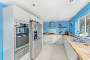 Gauntlets Close Bloxham